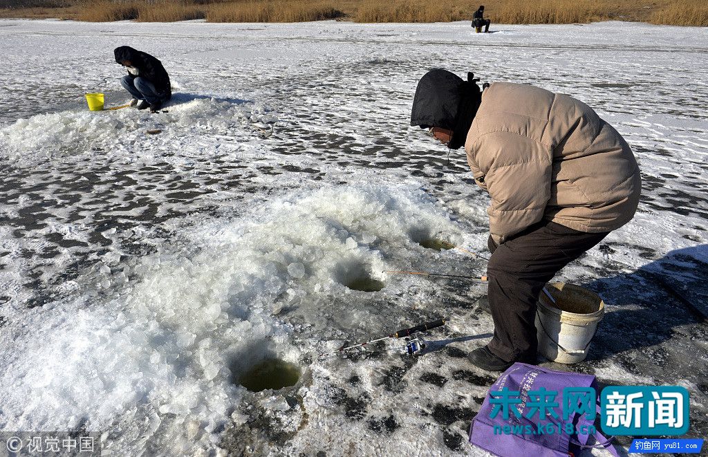 沈阳：极寒天气钓友破一米坚冰垂钓 鱼儿出水瞬间塑形