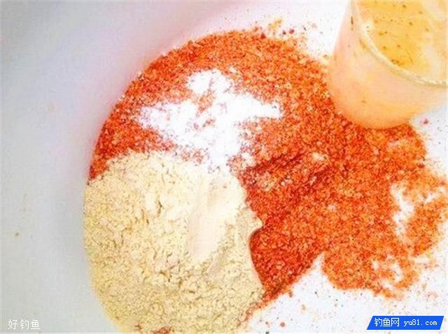 往饵料里打了个生鸡蛋，没想到竟钓了一桶