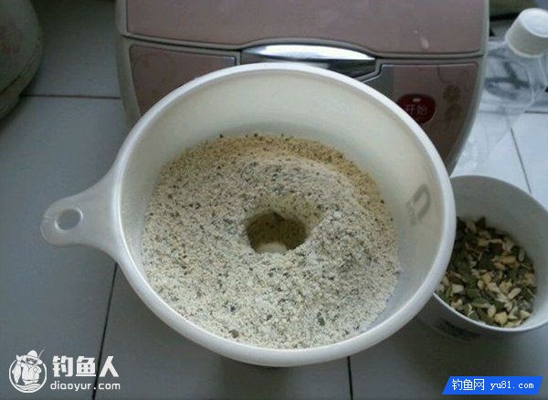 钓鲫鱼佳饵的蚕豆粉制作与施钓技巧