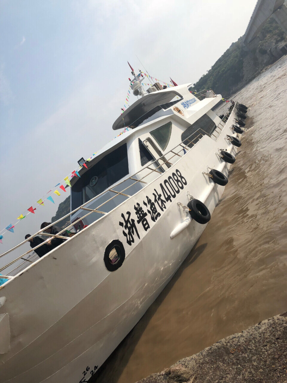 春天来一场海钓，感受钓海鲈鱼的拉力海钓花费知多少？