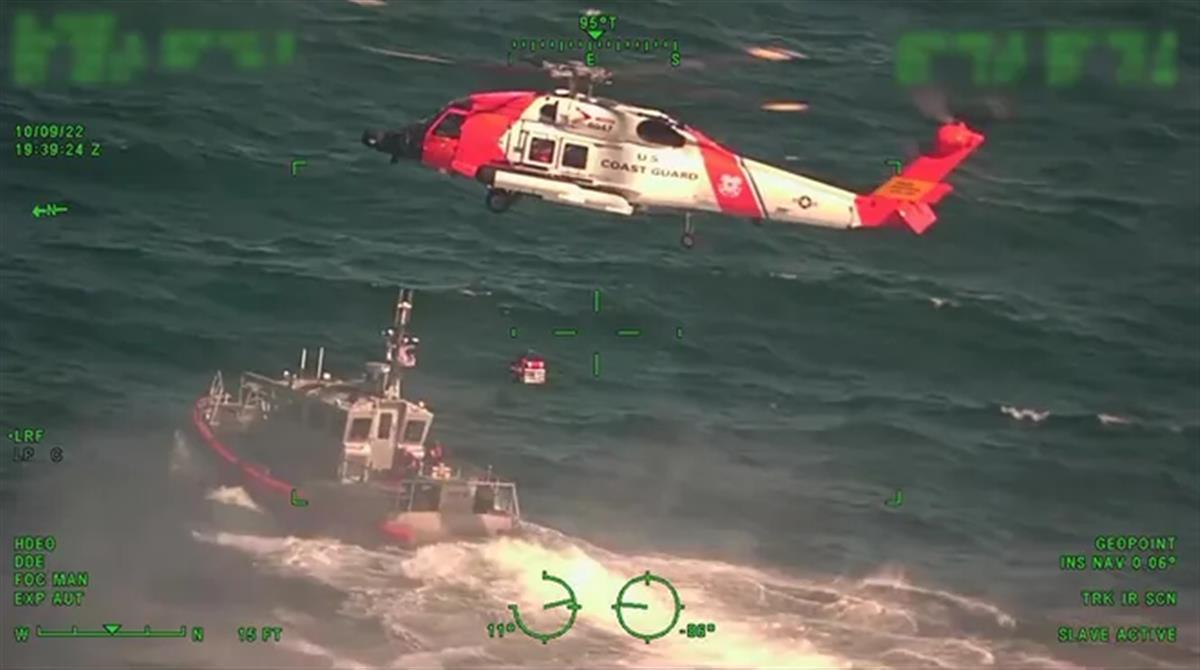 美国三位渔民海钓翻船漂浮24小时，徒手与鲨鱼搏斗时被直升机救起